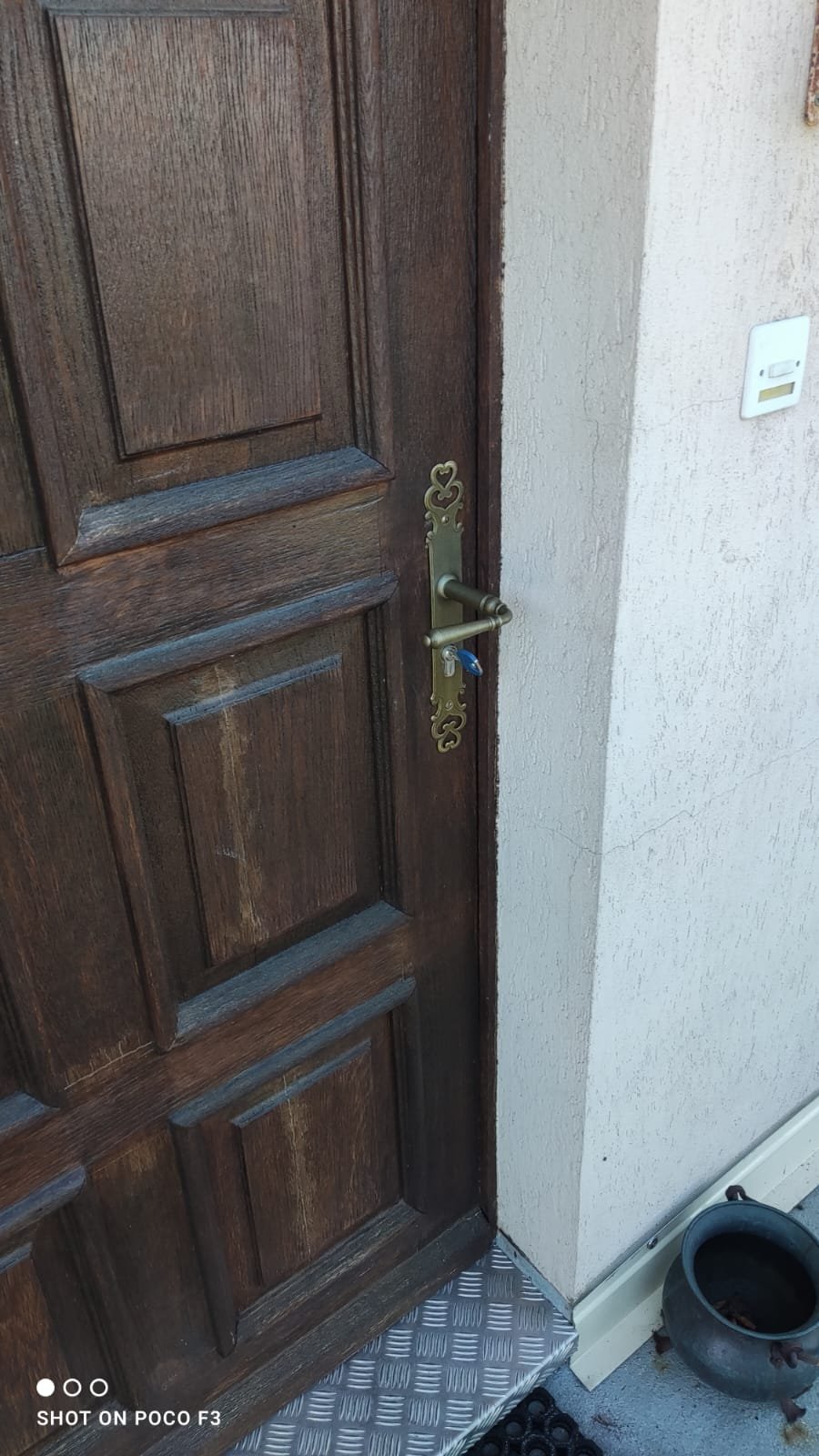 Serrure 5 points automatique Vachette neuve avec poignée manoir en laiton vieilli installée sur porte d’entrée en bois à Labaroche (68).