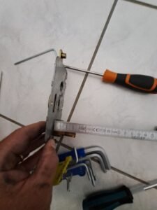 🔑 Changement de cylindre Laperche à Belfort : notre intervention sur-mesure 6 Démontage serrure Laperche carenée