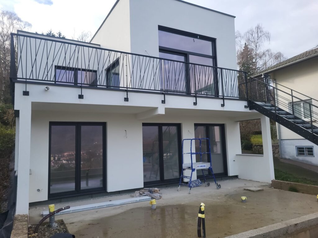 Balustrade / rambarde / garde-corps de balcon extérieure en métal, design en éventail, réalisée sur mesure par Serrurier Express H24 à Riedisheim (Haut-Rhin). Fabrication de balustrades, rambardes de balcon, mains courantes et métallerie extérieure sur mesure à Riedisheim, Mulhouse, Colmar, Belfort et le Territoire de Belfort. Tél : 0643188479 - 7 rue de Zaporojie 90000 Belfort / 20 rue d'Agen 68000 Colmar
