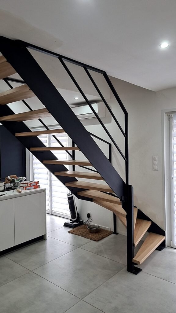 Escalier sur mesure en acier métal thermolaqué et bois massif, fabriqué et posé par Serrurier Express H24 à Masevaux (Haut-Rhin). Création d'escaliers acier métal bois sur mesure, métallerie et menuiserie métallique à Masevaux, Thann, Mulhouse, Colmar, Belfort et le Territoire de Belfort. Tél : 0643188479 - 7 rue de Zaporojie 90000 Belfort / 20 rue d'Agen 68000 Colmar