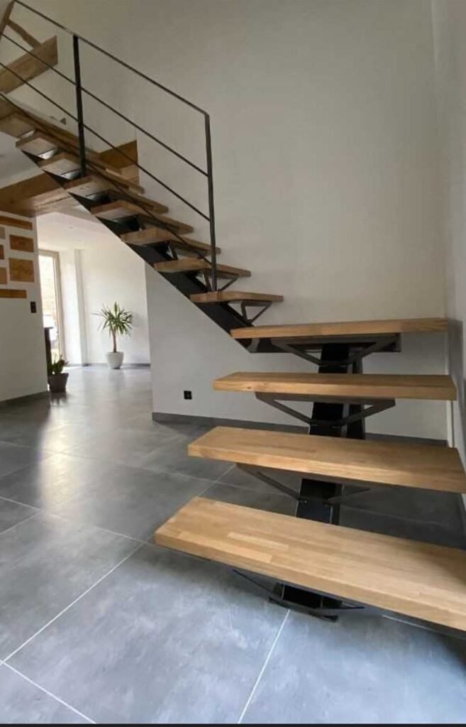 Escalier crémaillère métal et bois créé sur mesure par Serrurier Express H24 à Rixheim (Haut-Rhin). Fabrication et pose d'escaliers métal bois, garde-corps, métallerie sur Belfort, Colmar, Mulhouse et le Territoire de Belfort. Tél : 0643188479 - 7 rue de Zaporojie 90000 Belfort / 20 rue d'Agen 68000 Colmar