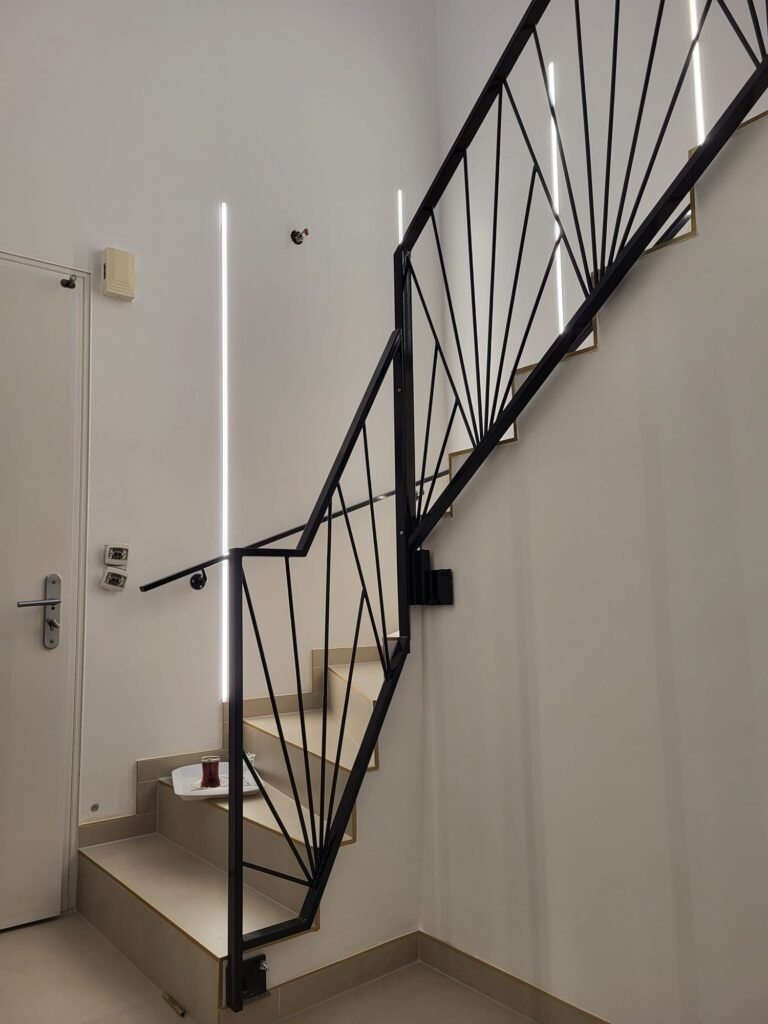 Escalier métal thermolaqué noir design, garde-corps sur mesure, réalisé par Serrurier Express H24 à Mulhouse (Haut-Rhin). Création d'escaliers métal, métallerie et garde-corps sur Mulhouse, Colmar, Belfort et le Territoire de Belfort. Tél : 0643188479 - 7 rue de Zaporojie 90000 Belfort / 20 rue d'Agen 68000 Colmar