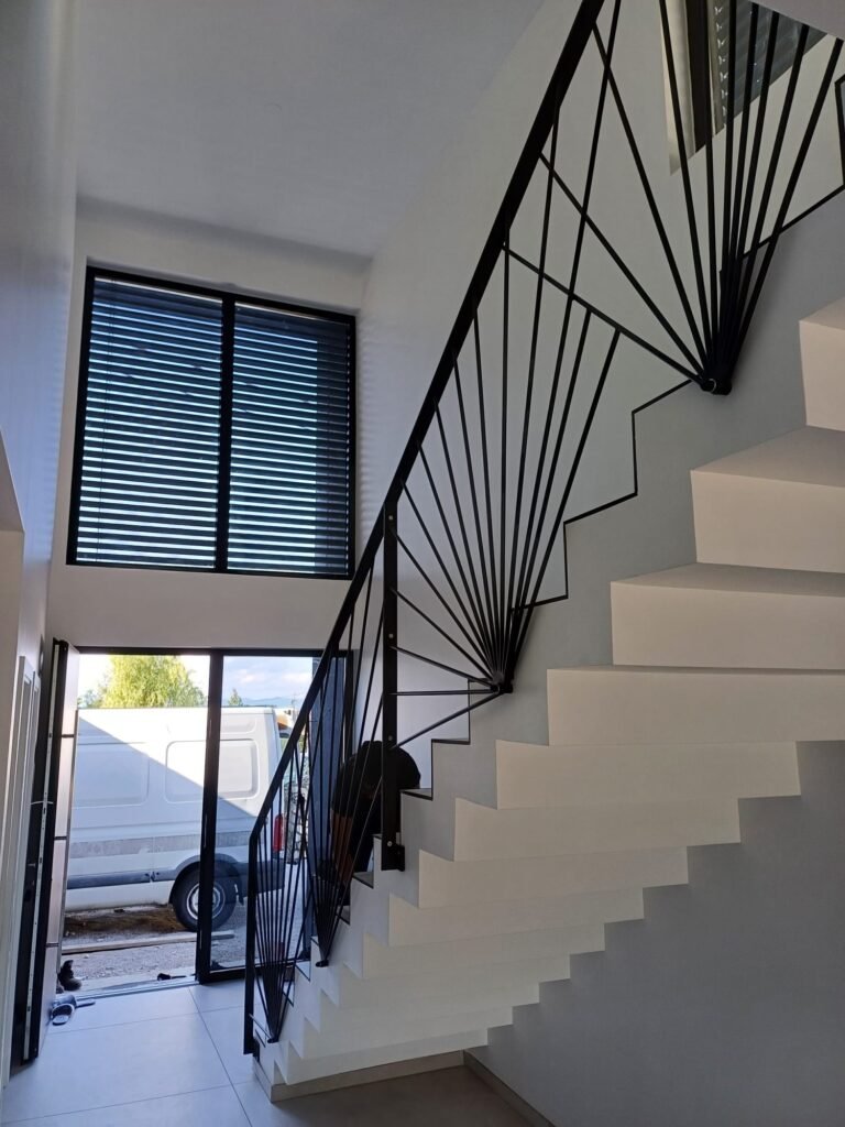 Garde-corps d'escalier en métal, design en éventail, réalisé sur mesure par Serrurier Express H24 à Altkirch (Haut-Rhin). Fabrication de garde-corps escalier métal, rambardes design et métallerie sur mesure à Altkirch, Mulhouse, Colmar, Belfort et le Territoire de Belfort. Tél : 0643188479 - 7 rue de Zaporojie 90000 Belfort / 20 rue d'Agen 68000 Colmar