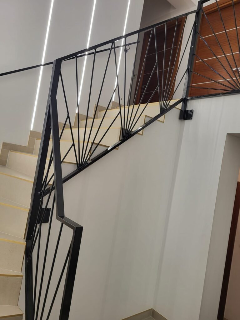 Garde-corps d'escalier en métal, design en éventail, réalisé sur mesure par Serrurier Express H24 à Rouffach (Haut-Rhin). Fabrication de garde-corps escalier métal, rambardes design et métallerie sur mesure à Rouffach, Colmar, Mulhouse, Belfort et le Territoire de Belfort. Tél : 0643188479 - 7 rue de Zaporojie 90000 Belfort / 20 rue d'Agen 68000 Colmar