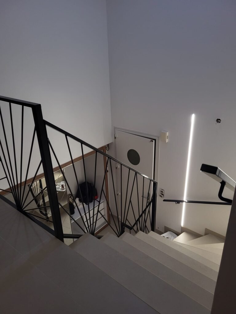Garde-corps escalier / rambarde métal design en éventail, sur mesure, réalisé par Serrurier Express H24 à Colmar (Haut-Rhin). Fabrication de garde-corps d'escalier, rambardes métal design et métallerie sur mesure à Colmar, Mulhouse, Belfort et le Territoire de Belfort. Tél : 0643188479 - 7 rue de Zaporojie 90000 Belfort / 20 rue d'Agen 68000 Colmar