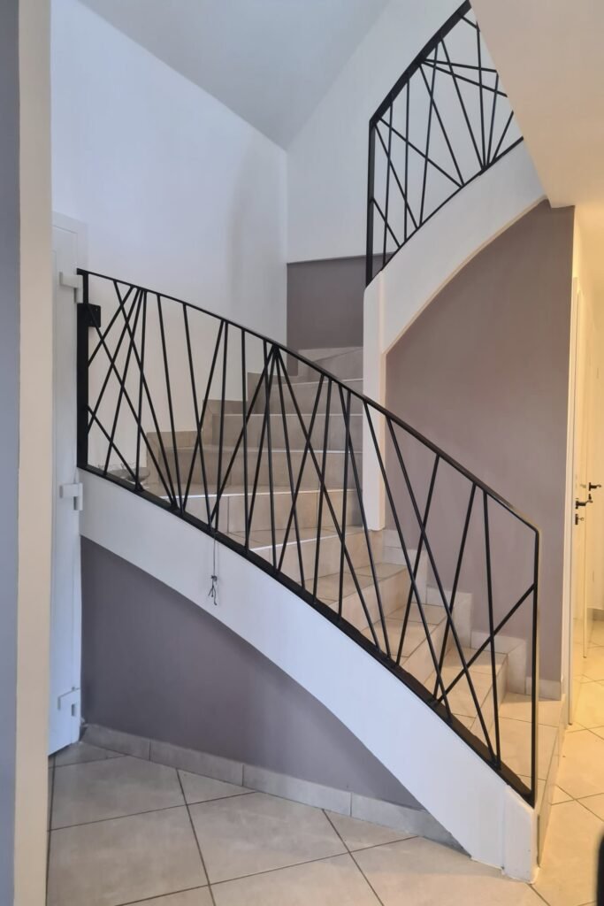 Remplacement d'une ancienne rambarde en bois par un garde-corps escalier en métal thermolaqué design, réalisé sur mesure par Serrurier Express H24 à Diefmatten (Haut-Rhin). Création et remplacement de garde-corps métal, rampes d'escalier et métallerie sur mesure à Diefmatten, Mulhouse, Colmar, Belfort et le Territoire de Belfort. Tél : 0643188479 - 7 rue de Zaporojie 90000 Belfort / 20 rue d'Agen 68000 Colmar