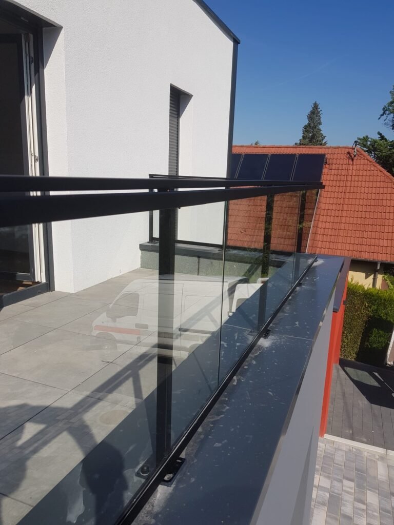 Rambarde de balcon / balustrade en métal thermolaqué, design épuré à barreaux horizontaux, réalisée sur mesure par Serrurier Express H24 à Cernay (Haut-Rhin). Fabrication de rambardes balcon, balustrades métal thermolaquées et métallerie sur mesure à Cernay, Thann, Mulhouse, Colmar et le Territoire de Belfort. Tél : 0643188479 - 7 rue de Zaporojie 90000 Belfort / 20 rue d'Agen 68000 Colmar