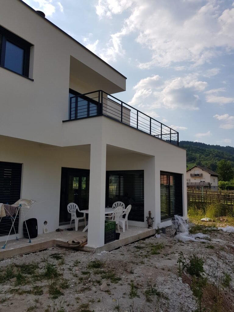 Rambarde de balcon / balustrade en métal thermolaqué, design épuré à barreaux horizontaux, réalisée sur mesure par Serrurier Express H24 à Cernay (Haut-Rhin). Fabrication de rambardes balcon, balustrades métal thermolaquées et métallerie sur mesure à Cernay, Thann, Mulhouse, Colmar et le Territoire de Belfort. Tél : 0643188479 - 7 rue de Zaporojie 90000 Belfort / 20 rue d'Agen 68000 Colmar