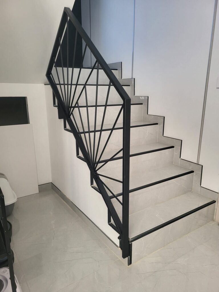 Rambarde d'escalier métal thermolaquée, design en éventail, réalisée sur mesure par Serrurier Express H24 à Morschwiller-le-Bas, près de Mulhouse (Haut-Rhin). Fabrication de rambardes escalier métal thermolaqué, garde-corps design et métallerie sur mesure à Morschwiller-le-Bas, Mulhouse, Colmar, Belfort et le Territoire de Belfort. Tél : 0643188479 - 7 rue de Zaporojie 90000 Belfort / 20 rue d'Agen 68000 Colmar