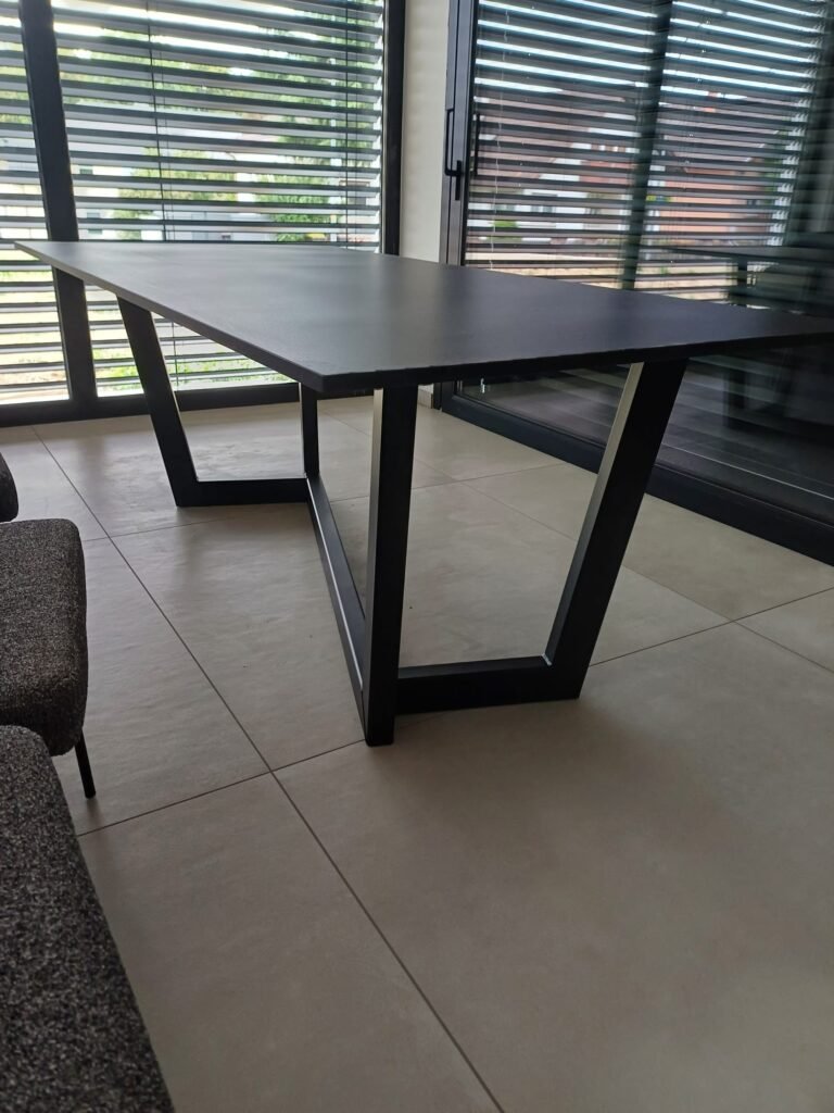 Table à manger avec piètement en métal thermolaqué noir, design épuré, réalisée sur mesure par Serrurier Express H24 à Belfort (Territoire de Belfort). Fabrication de tables métal thermolaqué, mobilier design sur mesure et métallerie à Belfort, Colmar, Mulhouse et le Haut-Rhin. Tél : 0643188479 - 7 rue de Zaporojie 90000 Belfort / 20 rue d'Agen 68000 Colmar
