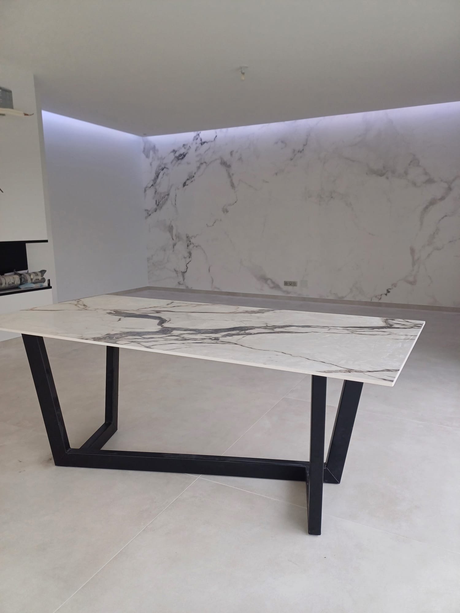 Table à manger effet marbre avec pied métal sur mesure